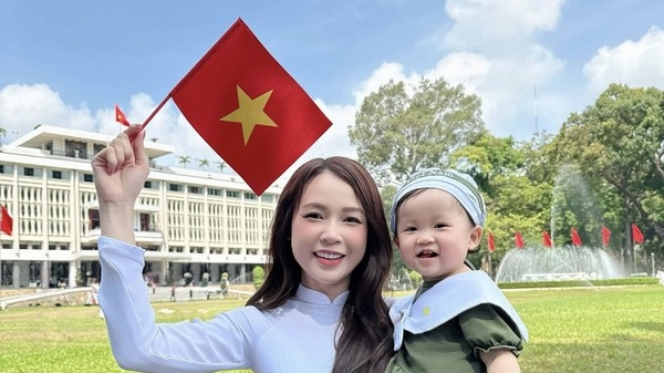 Biểu cảm đáng yêu của cặp song sinh nhà Sam trước Dinh Độc Lập