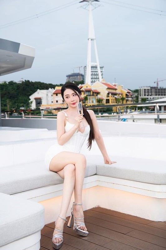 Cuộc sống sang chảnh của “cá sấu chúa” Quỳnh Nga