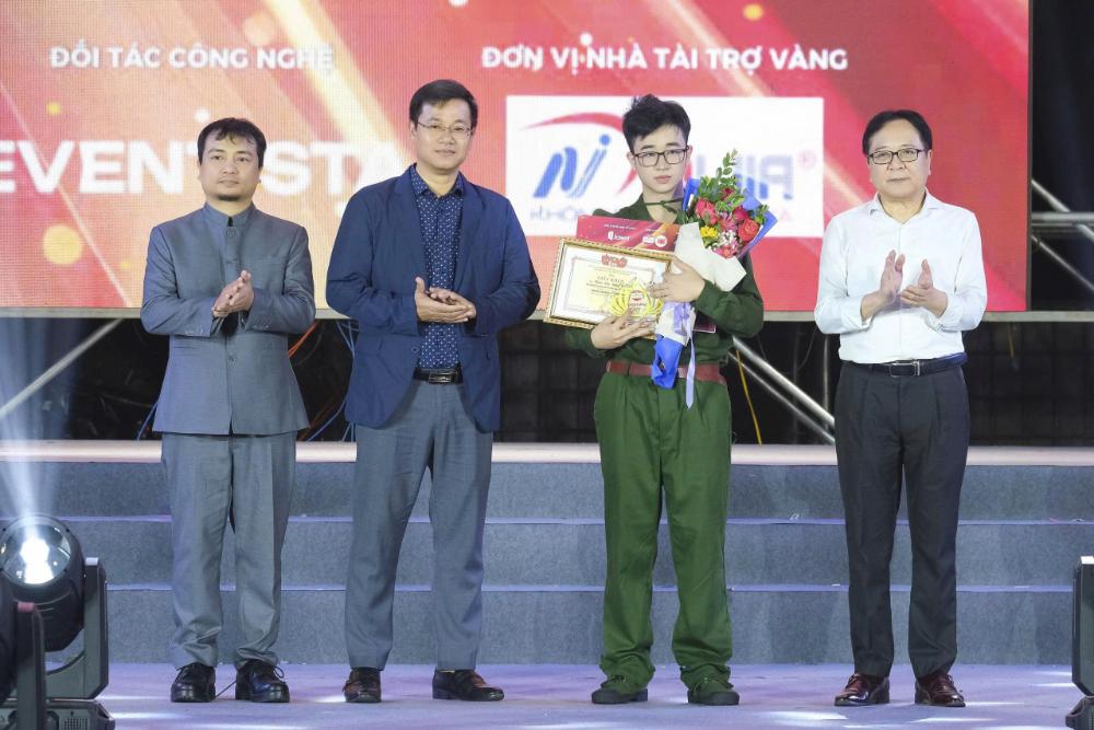 Kiều Vũ Nhật Anh giành danh hiệu Nam ca sĩ được yêu thích nhất tại Búp Sen Vàng