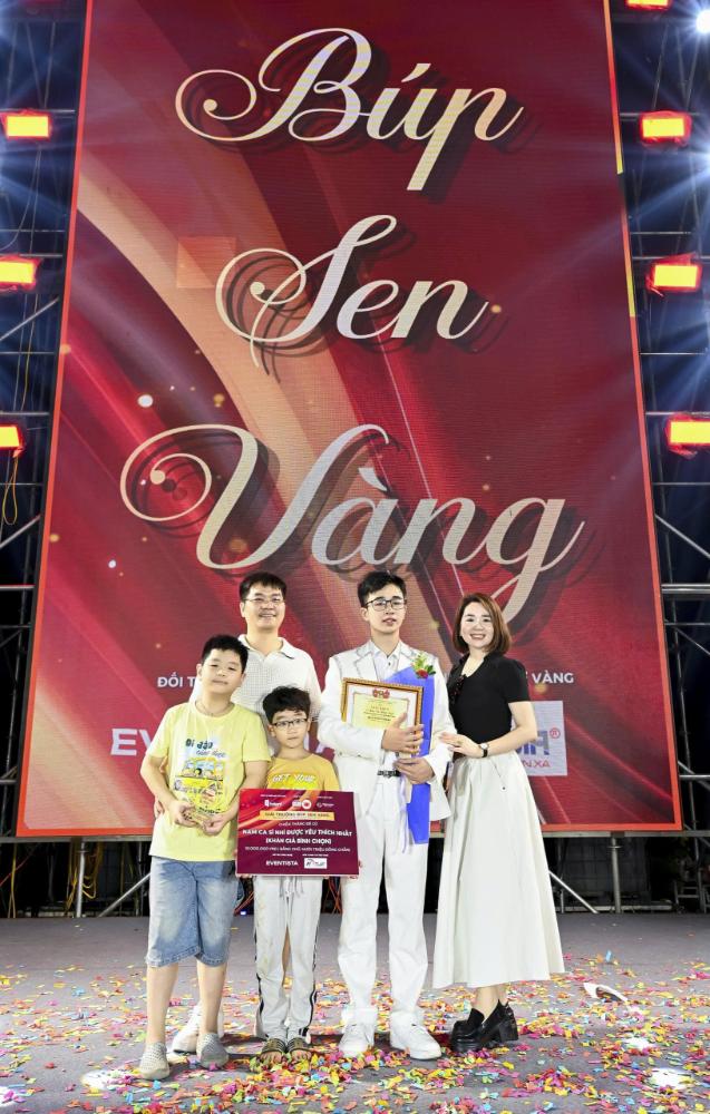 Kiều Vũ Nhật Anh giành danh hiệu Nam ca sĩ được yêu thích nhất tại Búp Sen Vàng