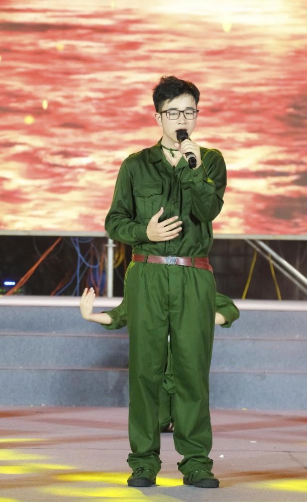 Kiều Vũ Nhật Anh giành danh hiệu Nam ca sĩ được yêu thích nhất tại Búp Sen Vàng