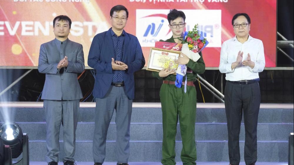 Kiều Vũ Nhật Anh giành danh hiệu Nam ca sĩ được yêu thích nhất tại Búp Sen Vàng