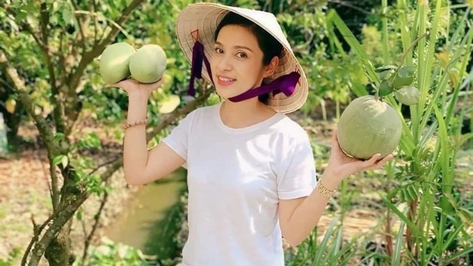 Diễn viên Việt Trinh gây xôn xao khi công khai trạng thái hẹn hò sau hơn 10 năm ly hôn