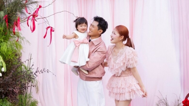 Phản ứng của con gái Puka khi nghe mẹ hát và tiệc thôi nôi 1 tuổi của bé Anya