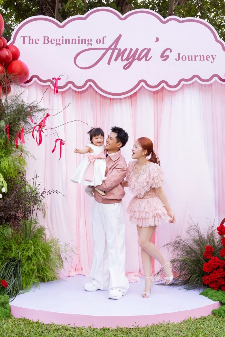 Phản ứng của con gái Puka khi nghe mẹ hát và tiệc thôi nôi 1 tuổi của bé Anya