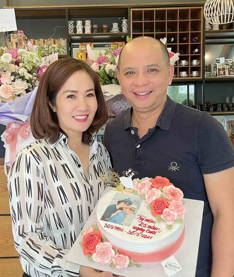 Nghệ sĩ Anh Tuấn và Nguyệt Hằng kỷ niệm 30 năm ngày cưới: Từ nợ nần đến tổ ấm viên mãn Nghệ sĩ Anh Tuấn và Nguyệt Hằng kỷ niệm 30 năm ngày cưới: Từ nợ nần đến tổ ấm viên mãn