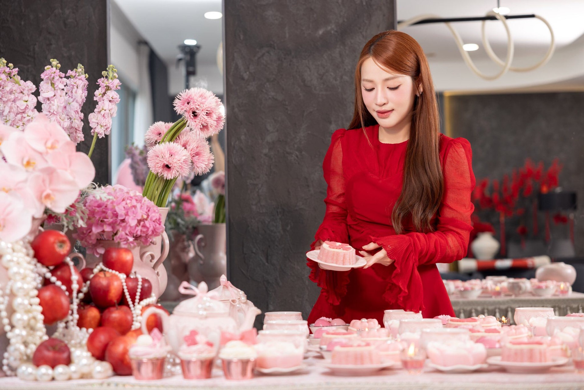 Phản ứng của con gái Puka khi nghe mẹ hát và tiệc thôi nôi 1 tuổi của bé Anya