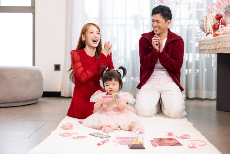 Phản ứng của con gái Puka khi nghe mẹ hát và tiệc thôi nôi 1 tuổi của bé Anya