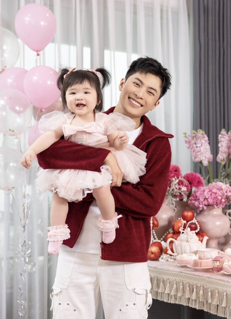 Phản ứng của con gái Puka khi nghe mẹ hát và tiệc thôi nôi 1 tuổi của bé Anya