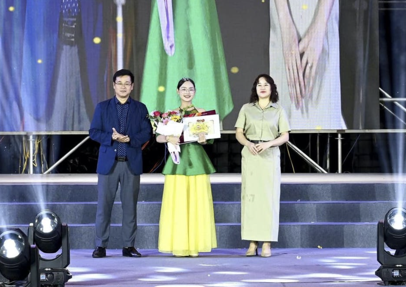 Ngọc Diệp – “Bông hoa đất Mỏ” giành giải Ca sĩ nữ triển vọng tại Búp Sen Vàng 2026