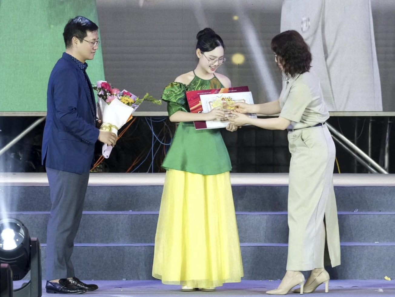 Ngọc Diệp – “Bông hoa đất Mỏ” giành giải Ca sĩ nữ triển vọng tại Búp Sen Vàng 2026