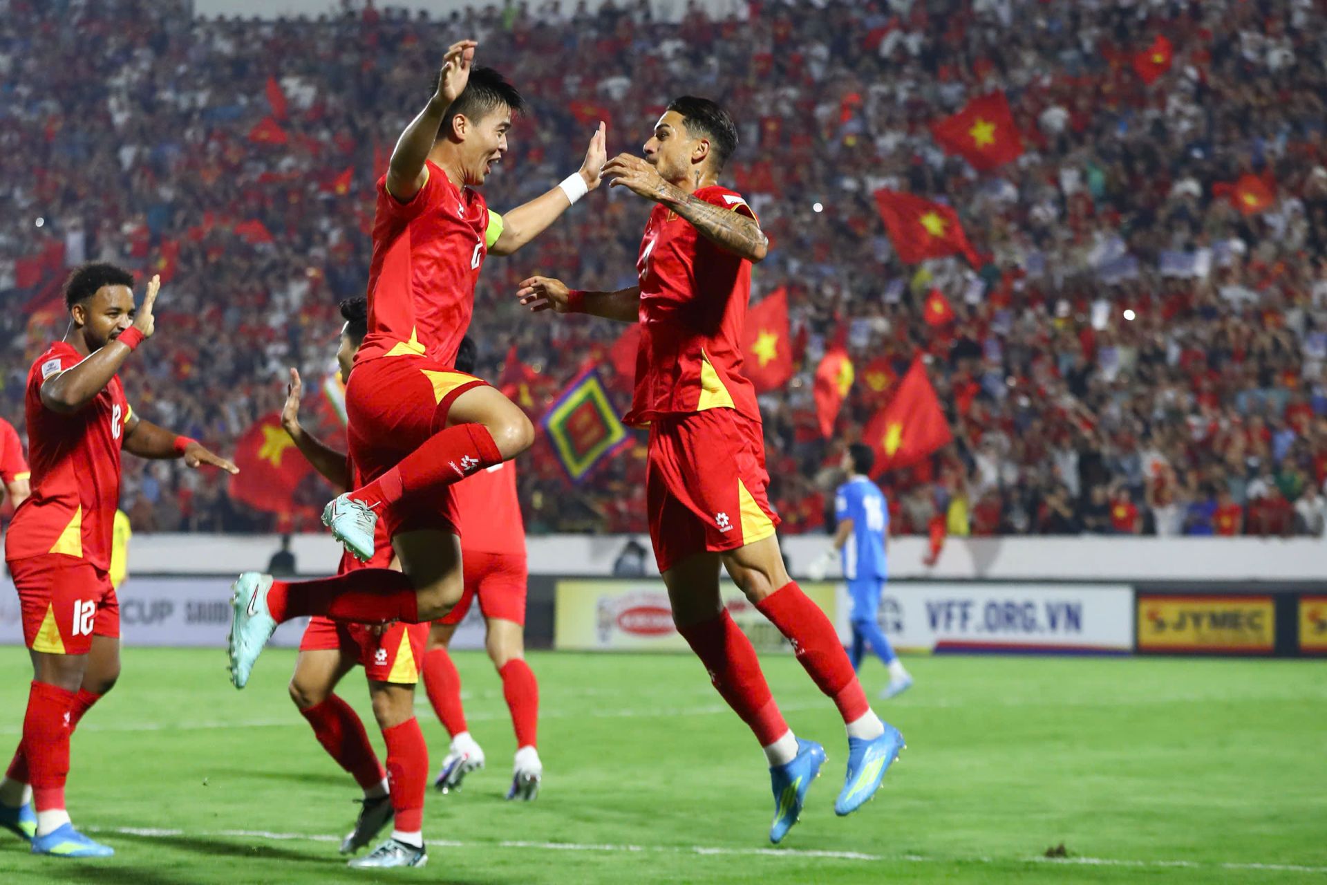 Xuân Son lập cú đúp, tuyển Việt Nam toàn thắng vòng loại Asian Cup