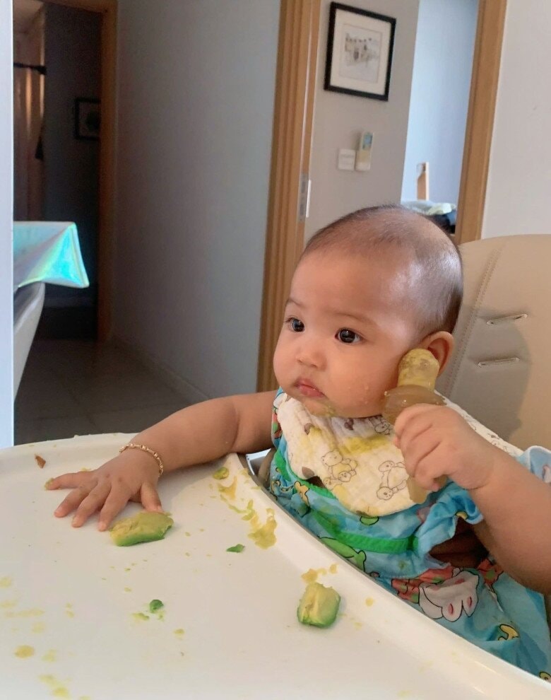 Bé Harley nhà H'Hen Niê gây sốt với clip ăn dặm tự lập đạt hơn 600.000 lượt xem