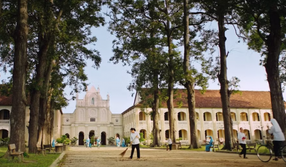 Phim "Hẹn em ngày nhật thực": Từ những dòng review cảm xúc đến ngôi đầu phòng vé