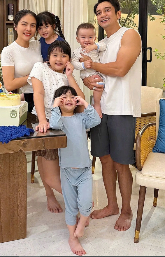 Diễn viên Vân Trang đưa cặp sinh đôi về thăm nhà ngoại tại TP.HCM sau 4 năm Diễn viên Vân Trang đưa cặp sinh đôi về thăm nhà ngoại tại TP.HCM sau 4 năm