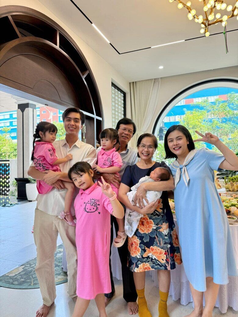 Diễn viên Vân Trang đưa cặp sinh đôi về thăm nhà ngoại tại TP.HCM sau 4 năm Diễn viên Vân Trang đưa cặp sinh đôi về thăm nhà ngoại tại TP.HCM sau 4 năm