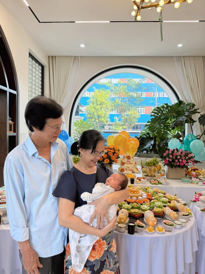 Diễn viên Vân Trang đưa cặp sinh đôi về thăm nhà ngoại tại TP.HCM sau 4 năm Diễn viên Vân Trang đưa cặp sinh đôi về thăm nhà ngoại tại TP.HCM sau 4 năm