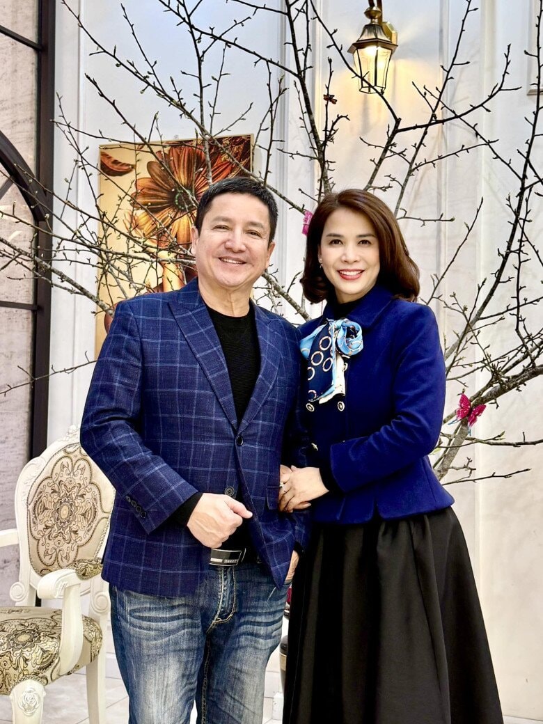 NSƯT Chí Trung phản hồi việc kết hôn với bạn gái Ý Lan kém 18 tuổi để xét tặng NSND NSƯT Chí Trung phản hồi việc kết hôn với bạn gái Ý Lan kém 18 tuổi để xét tặng NSND