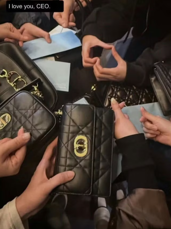 Jisoo (BLACKPINK) 'chơi lớn' tặng nhân viên túi xách hàng hiệu đắt đỏ Jisoo (BLACKPINK) 'chơi lớn' tặng nhân viên túi xách hàng hiệu đắt đỏ