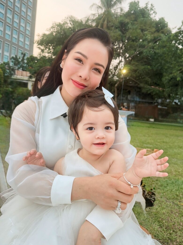 Nhật Kim Anh chia sẻ khoảnh khắc bên con gái Julia và hành trình nuôi dạy hai con tại TP.HCM Nhật Kim Anh chia sẻ khoảnh khắc bên con gái Julia và hành trình nuôi dạy hai con tại TP.HCM