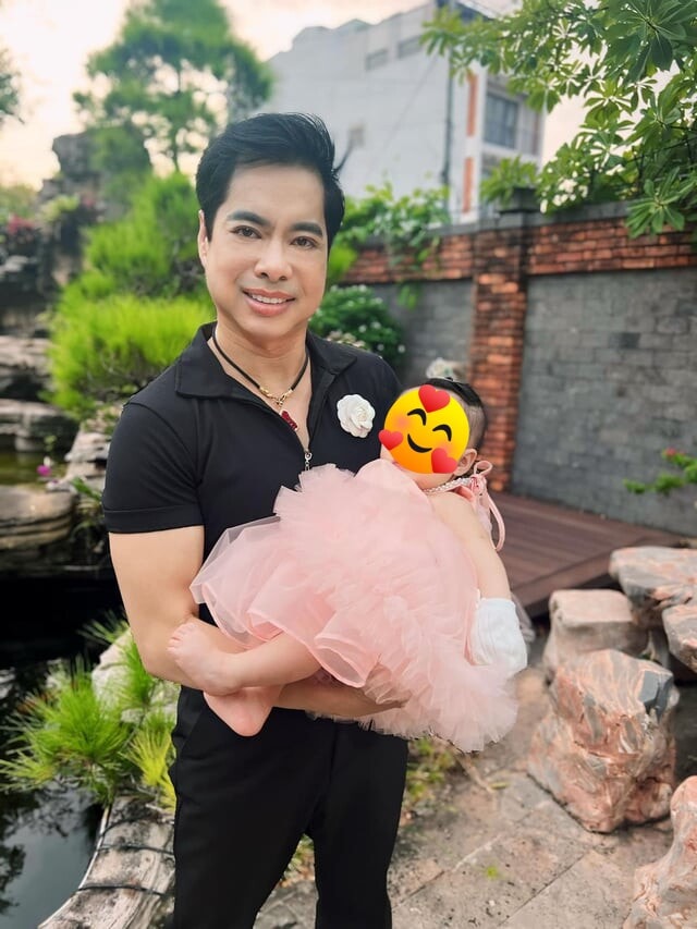 Ngọc Sơn gây sốt với màn bịt mắt chơi đàn và cuộc sống trong biệt thự trăm tỷ