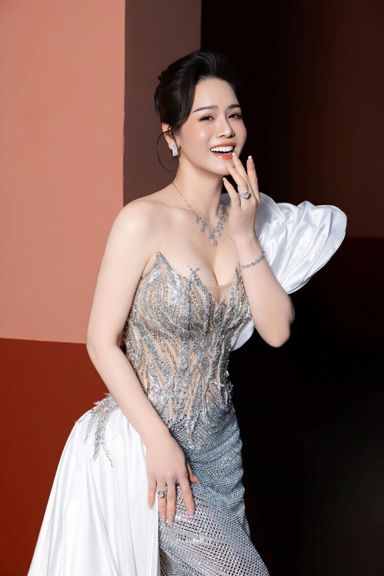 Nhật Kim Anh chia sẻ khoảnh khắc bên con gái Julia và hành trình nuôi dạy hai con tại TP.HCM Nhật Kim Anh chia sẻ khoảnh khắc bên con gái Julia và hành trình nuôi dạy hai con tại TP.HCM