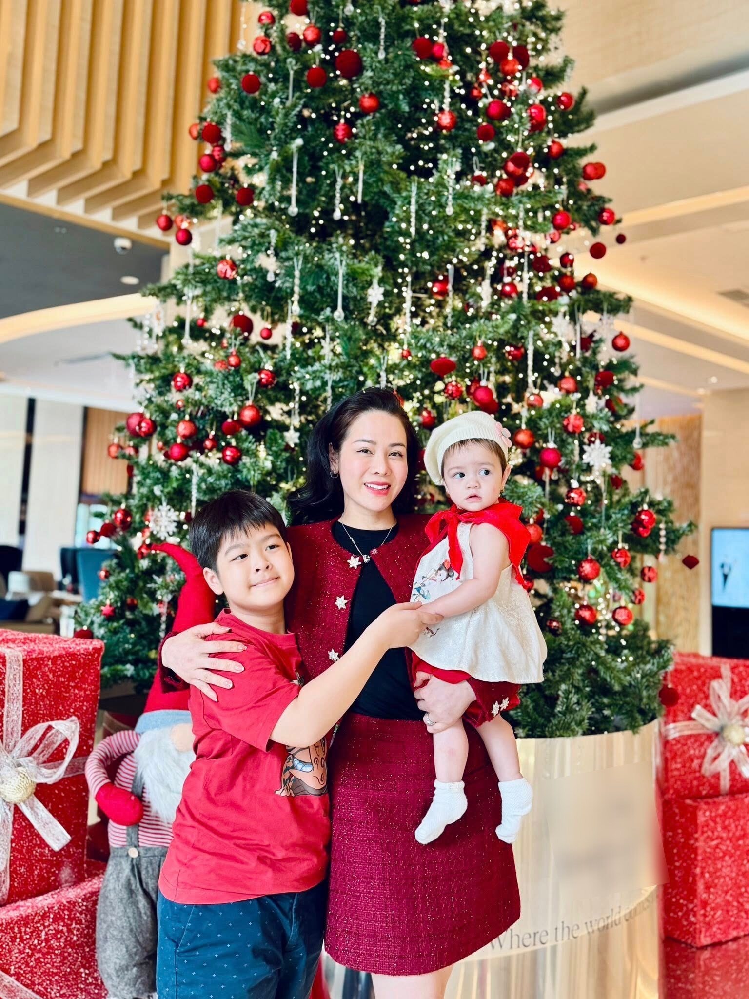 Nhật Kim Anh chia sẻ khoảnh khắc bên con gái Julia và hành trình nuôi dạy hai con tại TP.HCM Nhật Kim Anh chia sẻ khoảnh khắc bên con gái Julia và hành trình nuôi dạy hai con tại TP.HCM