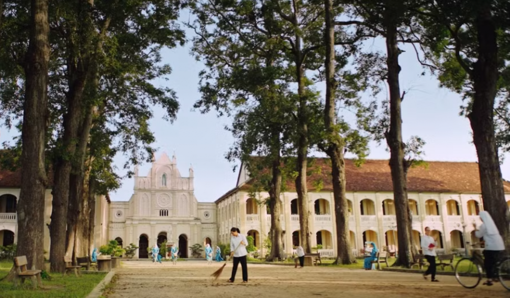 ‘Hẹn em ngày nhật thực’ cán mốc trăm tỷ, giữ vững top đầu phòng vé