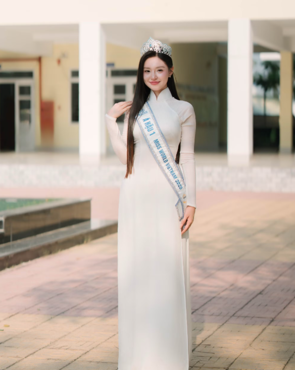 Khánh Như về quê làm ‘cô Tấm’ nấu bún riêu sau khi giành ngôi Á hậu Khánh Như về quê làm ‘cô Tấm’ nấu bún riêu sau khi giành ngôi Á hậu