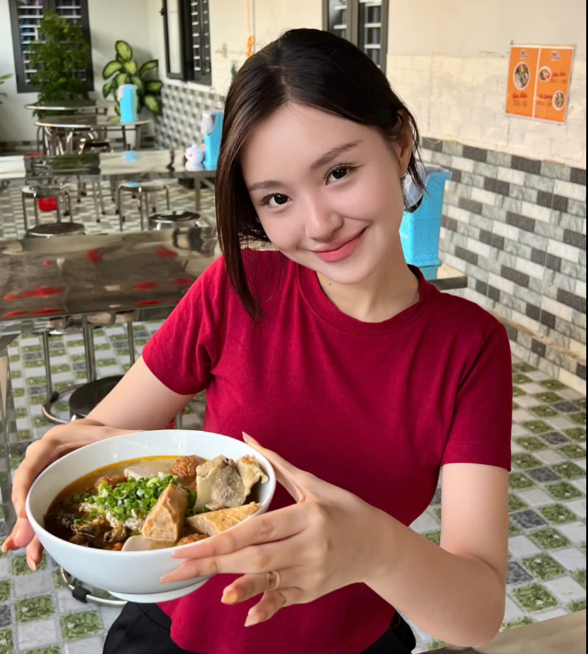 Khánh Như về quê làm ‘cô Tấm’ nấu bún riêu sau khi giành ngôi Á hậu Khánh Như về quê làm ‘cô Tấm’ nấu bún riêu sau khi giành ngôi Á hậu