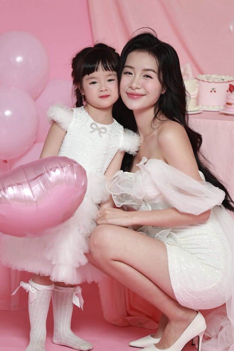 Trang Emma: Từ tạo hình 'mẹ bầu' đến màn lột xác thành hoa hậu trên sóng VTV Trang Emma: Từ tạo hình 'mẹ bầu' đến màn lột xác thành hoa hậu trên sóng VTV