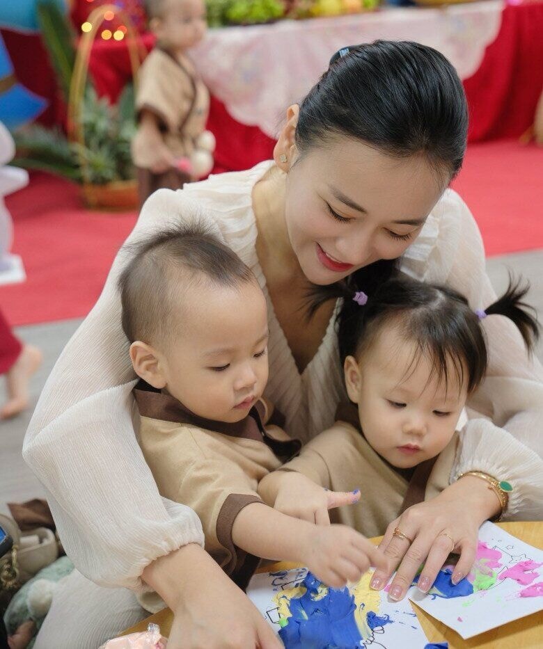 Phương Oanh trổ tài làm bánh ngũ sắc và loạt tin tức sao Việt tiêu biểu Phương Oanh trổ tài làm bánh ngũ sắc và loạt tin tức sao Việt tiêu biểu