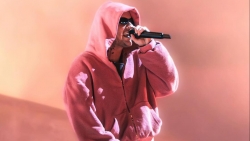 Justin Bieber bán quần áo và đồ lưu niệm thu về 132 tỷ đồng