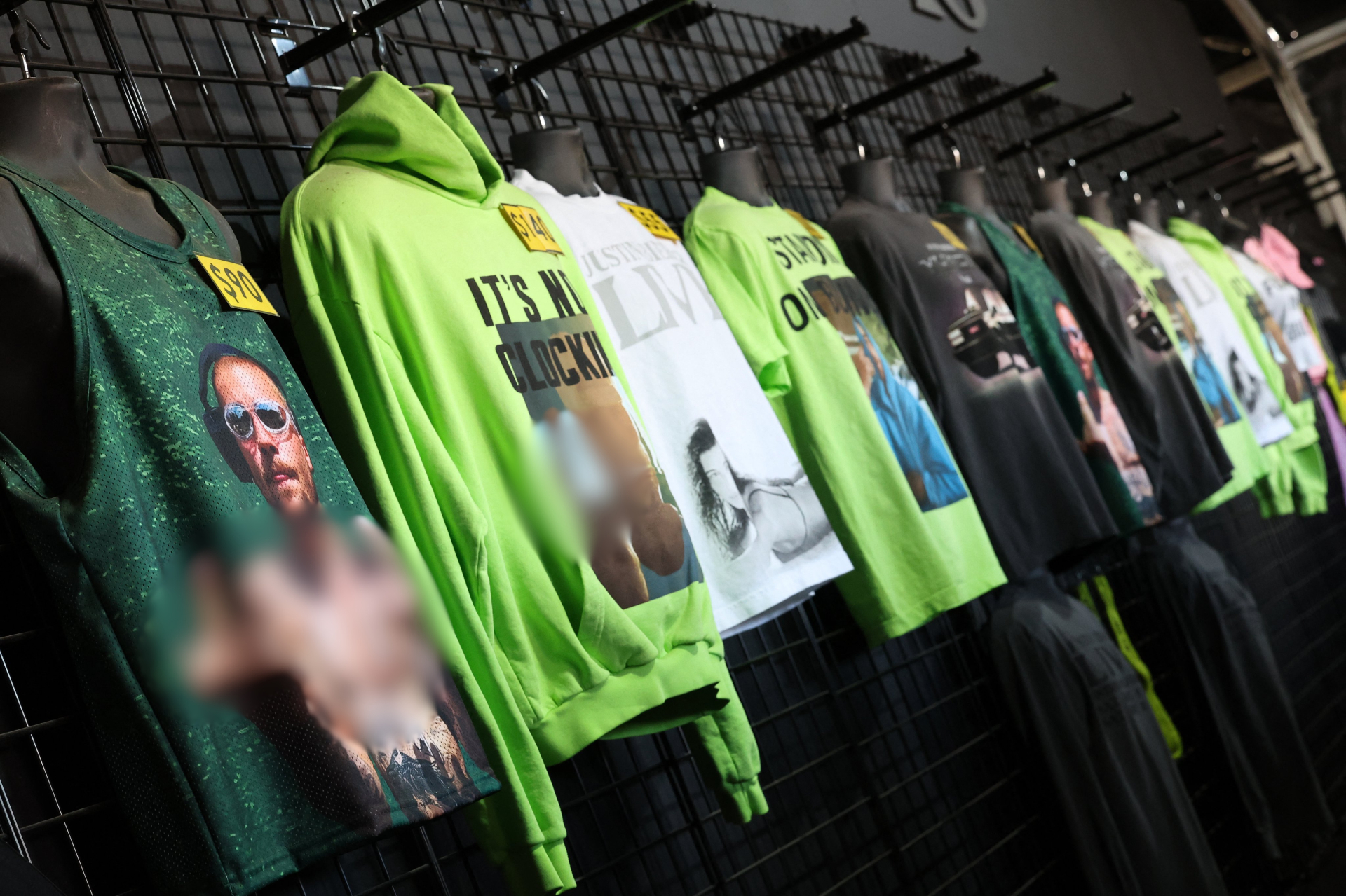 Justin Bieber bán quần áo và đồ lưu niệm thu về 132 tỷ đồng