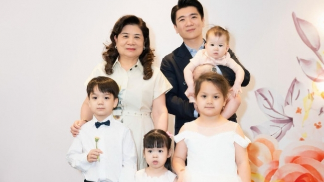 Con gái Hoa hậu Đỗ Mỹ Linh lên sân khấu hát mừng sinh nhật phu nhân Bầu Hiển