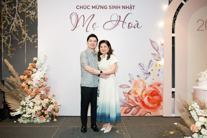 Con gái Hoa hậu Đỗ Mỹ Linh lên sân khấu hát mừng sinh nhật phu nhân Bầu Hiển