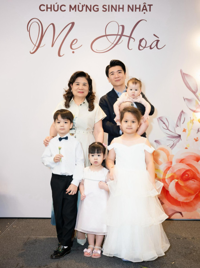 Con gái Hoa hậu Đỗ Mỹ Linh lên sân khấu hát mừng sinh nhật phu nhân Bầu Hiển