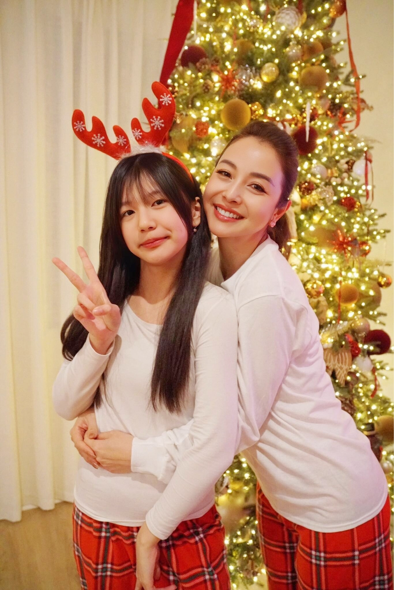 Jennifer Phạm và con gái Thùy An gây sốt với nhan sắc trẻ trung trong clip vũ đạo