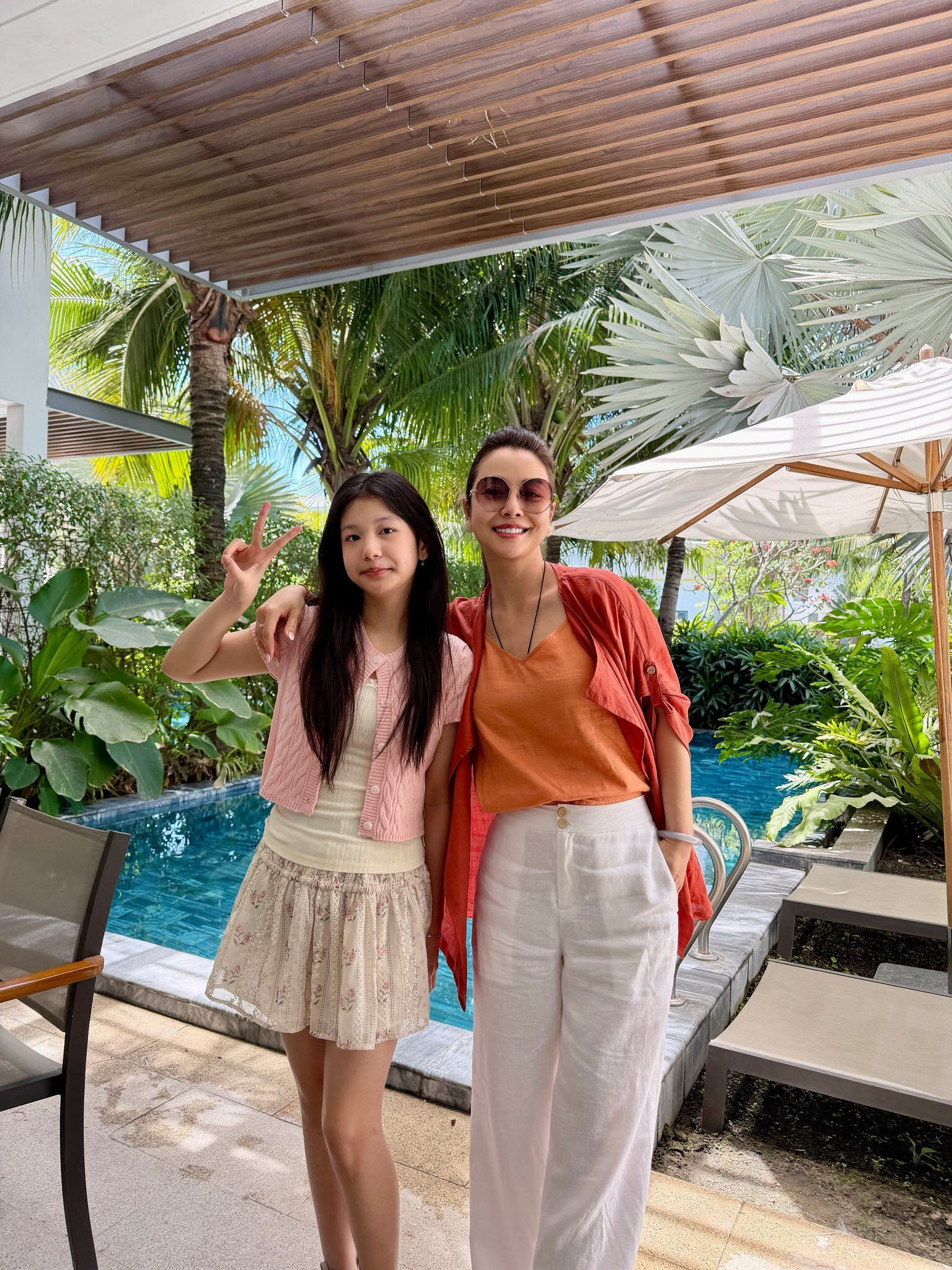 Jennifer Phạm và con gái Thùy An gây sốt với nhan sắc trẻ trung trong clip vũ đạo