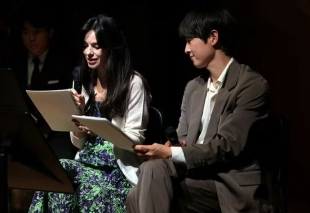 Xuất hiện cùng chồng, nhan sắc vợ Song Joong Ki gây bất ngờ