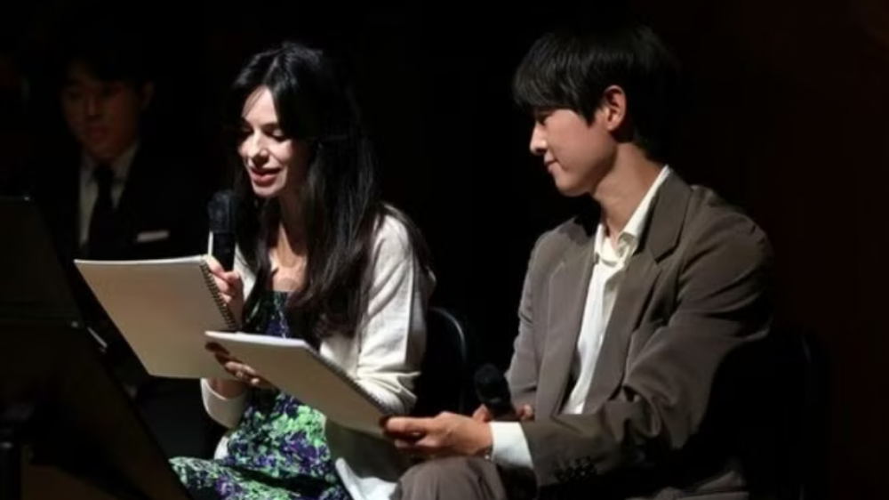 Xuất hiện cùng chồng, nhan sắc vợ Song Joong Ki gây bất ngờ