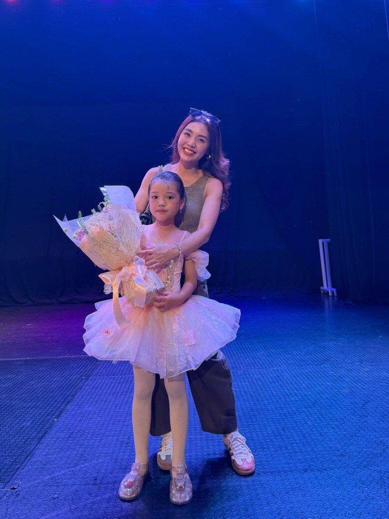Bé Gạo nhà Quang Tuấn và Linh Phi gây ấn tượng với màn biểu diễn múa ba lê