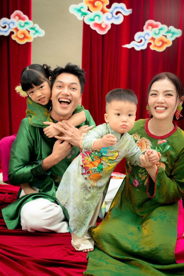 Bé Gạo nhà Quang Tuấn và Linh Phi gây ấn tượng với màn biểu diễn múa ba lê