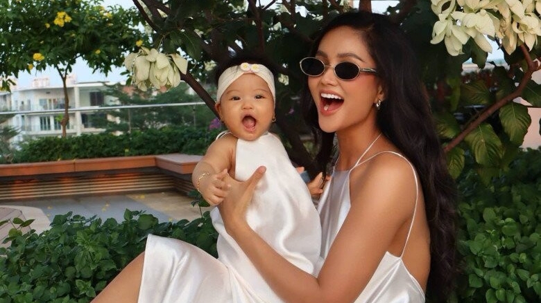Hoa hậu H’Hen Niê rũ bỏ hình tượng khi chăm con gái đầu lòng Niê Nguyễn Mộc Đan
