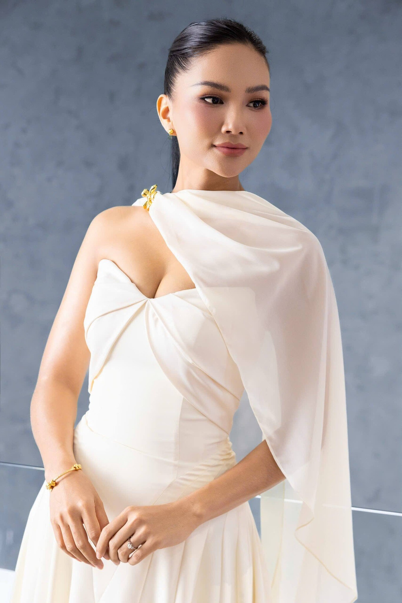 Hoa hậu H’Hen Niê rũ bỏ hình tượng khi chăm con gái đầu lòng Niê Nguyễn Mộc Đan