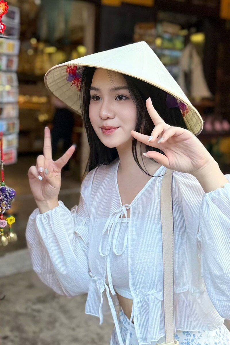 Con gái NSND Trịnh Kim Chi tốt nghiệp loại Giỏi: Nữ sinh 1,72m quyết không nối nghiệp mẹ