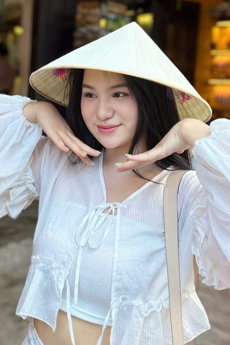 Con gái NSND Trịnh Kim Chi tốt nghiệp loại Giỏi: Nữ sinh 1,72m quyết không nối nghiệp mẹ