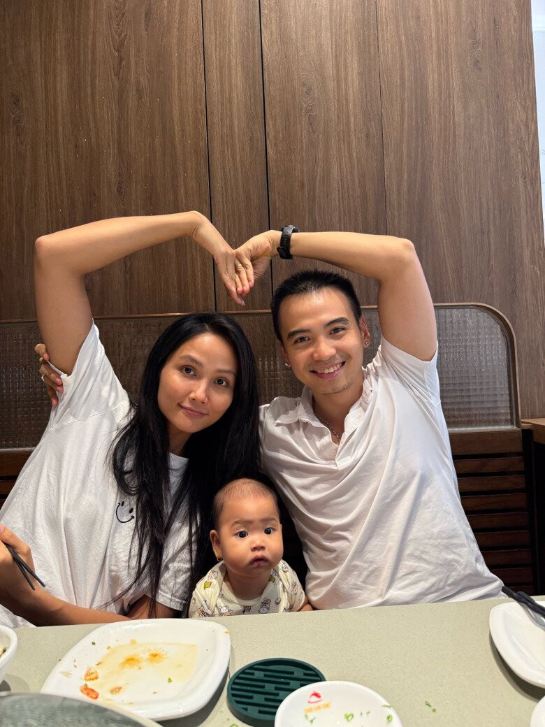 Hoa hậu H’Hen Niê rũ bỏ hình tượng khi chăm con gái đầu lòng Niê Nguyễn Mộc Đan