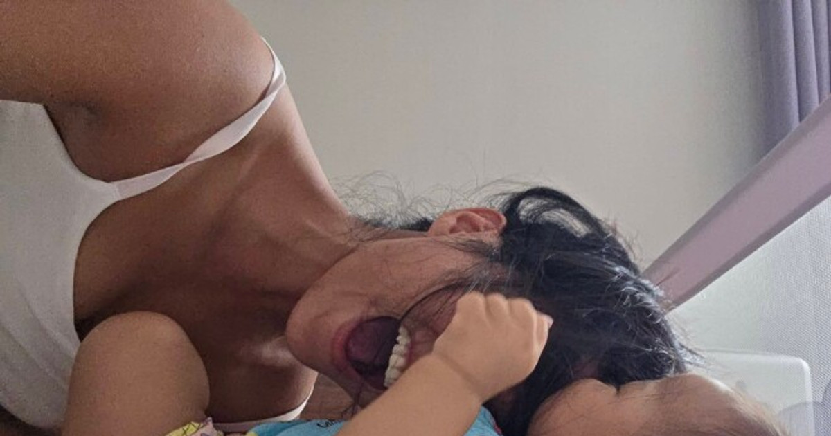 Hoa hậu H’Hen Niê rũ bỏ hình tượng khi chăm con gái đầu lòng Niê Nguyễn Mộc Đan