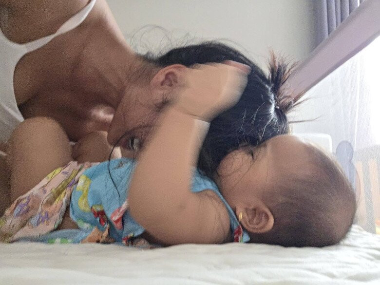 Hoa hậu H’Hen Niê rũ bỏ hình tượng khi chăm con gái đầu lòng Niê Nguyễn Mộc Đan